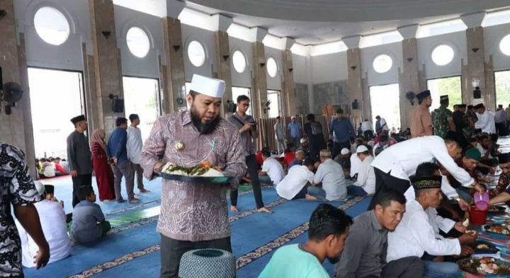 Satukan Perbedaan Melalui Makan Akbar