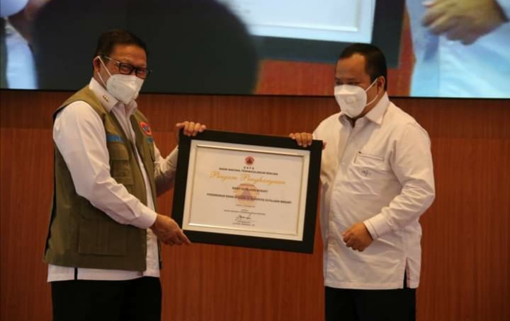 Berhasil Kurangi Risiko Karlahut, Bupati Meranti Terima Penghargaan dari BNPB