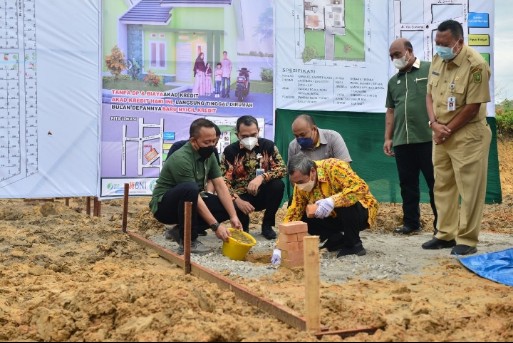 Gubernur Riau Lakukan Peletakan Batu Pertama, GAPKI Bangun 1000 Rumah Untuk Karyawan Kebun