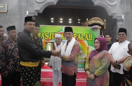 Hadiri Peresmian Mesjid Al Falah Kecamatan Kubu, Bupati Rohil :  Jaga Kekompakan dan Silaturahmi