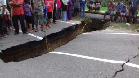 Jalan Lintas Bangkinang-Rantau Berangin Amblas 78 Meter