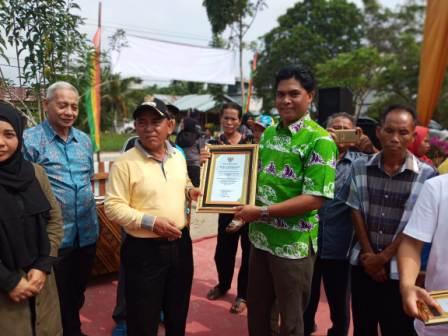 RAPP Terima Penghargaan Bidang Kesehatan dari Pemkab Pelalawan Diserahkan Bupati Harris