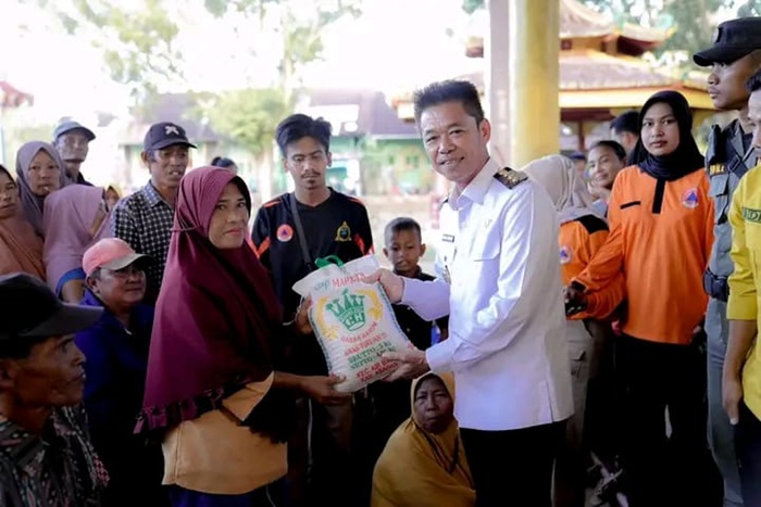 Sambil Bagikan Sembako, Bupati Rohil Ajak Masyarakat Sukseskan Pemilu