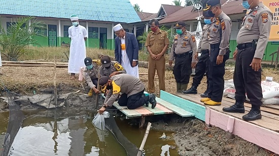 Kapolres Rohil Tabur Benih Ikan di Pesantren Roudhotul Jannah