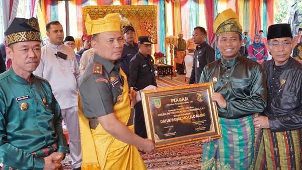 Danrem Parlindungan Hutagalung Terima Gelar Adat Datuk Panglimo Lelo Mudo Dari LAM Rohil 