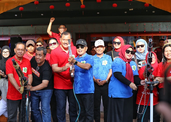 Buka Festival Perang Air 2025, Plt Bupati Asmar : Keberagaman Tradisi Kekayaan Daerah