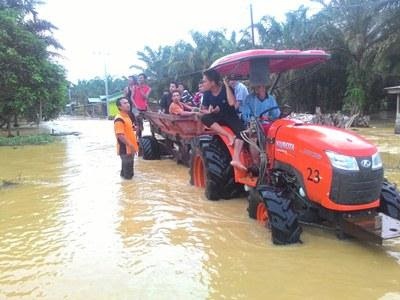 Peduli Korban Banjir, PT SAI Bantu Masyarakat Desa sangkir Indah