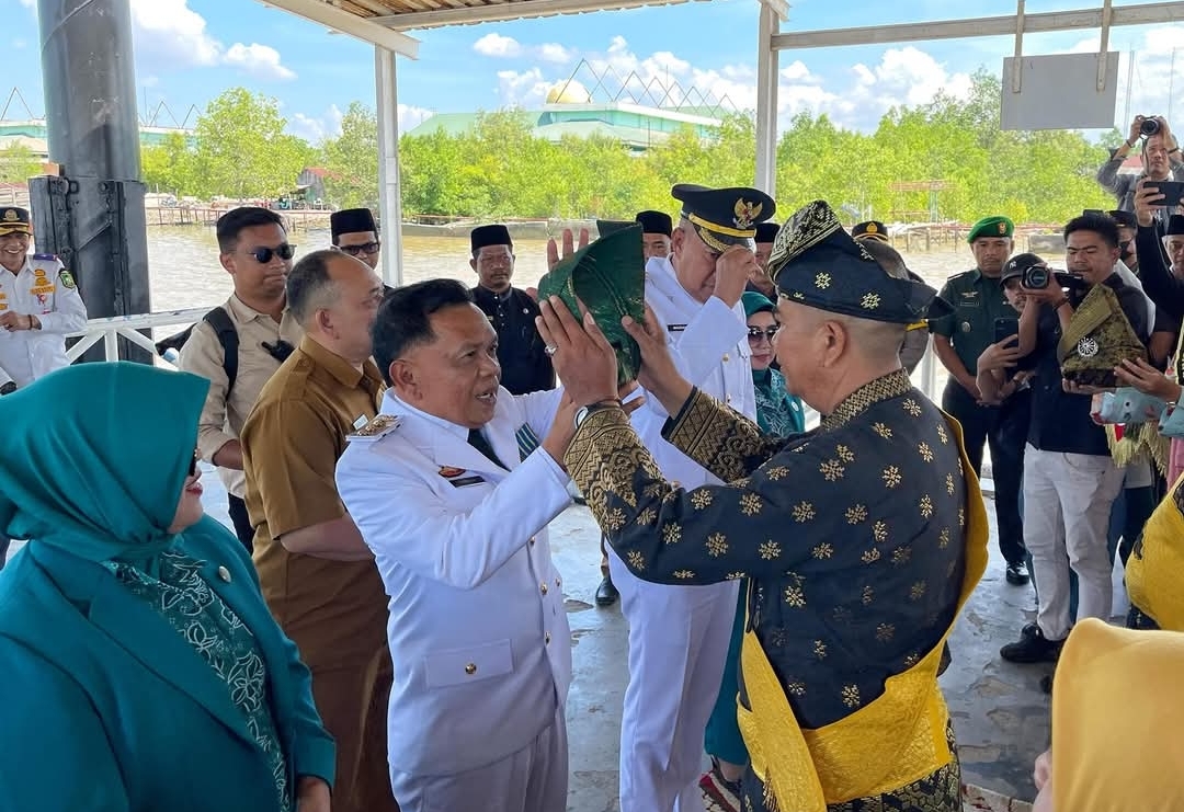 Pemkab dan Masyarakat Meranti Sambut Bupati dan Wakil Bupati Pasca Mengikuti Retret dan Tepung Tawar LAM Riau