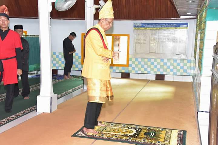 Usai di Nobatkan, Sultan Kampar Lakukan Sholat Sunat di Mesjid Qubro Kampar