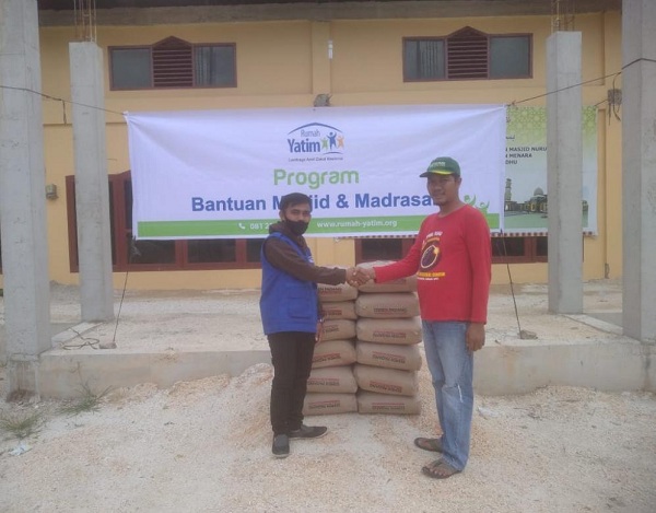Diterima Ketua Masjid, Rumah Yatim Serahkan Bantuan untuk Pembangunan Masjid Nurul Huda 