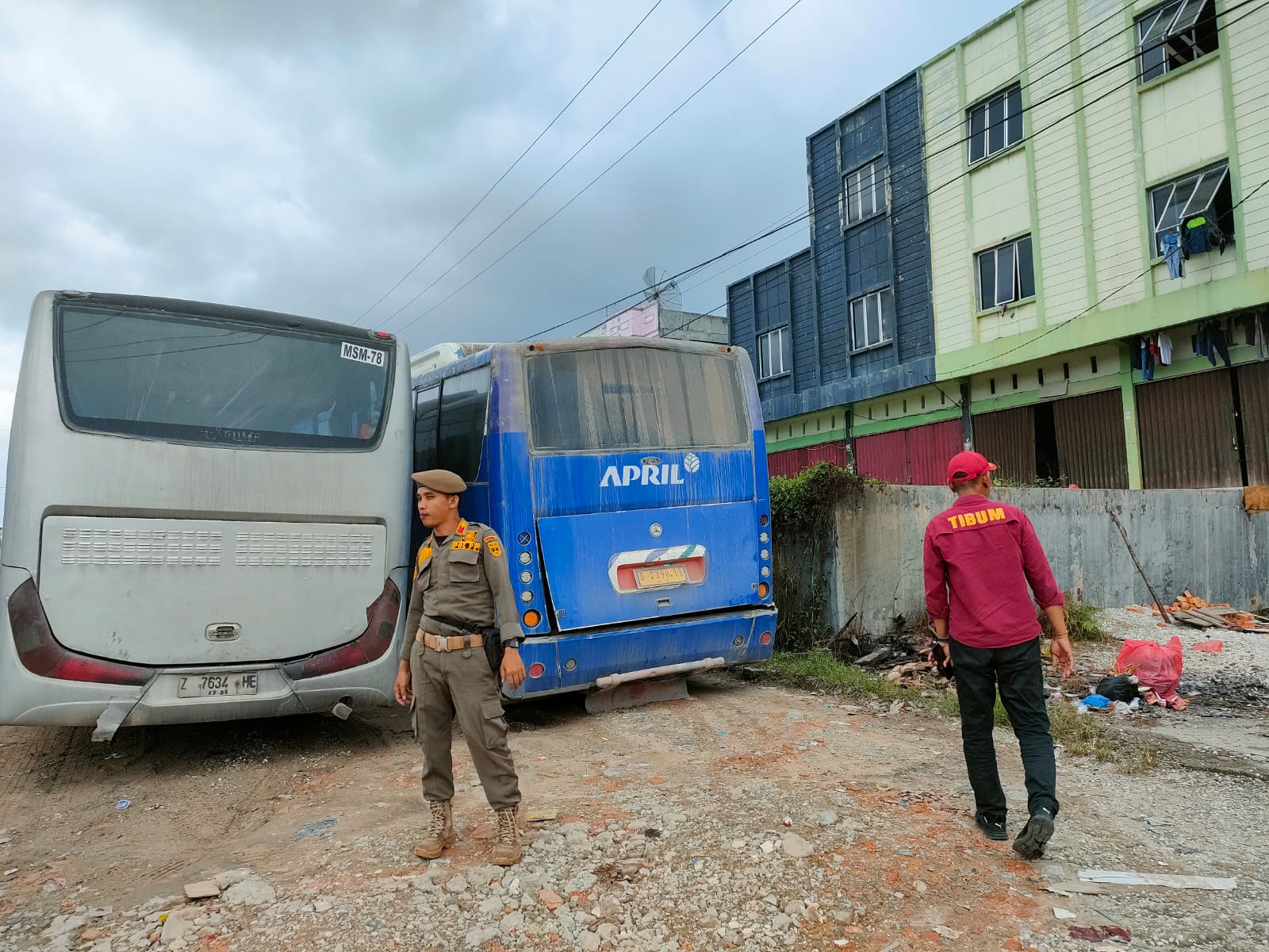 SatPol PP & Damkar Berikan Surat Teguran Pertama Kepada Pemilik Bus Yang Parkir Sembarangan