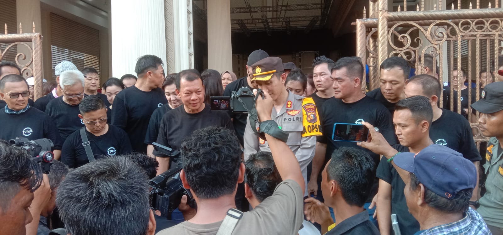 Raja Baut Bagikan Ribuan Sembako Kepada Masyarakat Bagansiapiapi