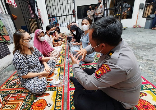 Tim Psikologi Polda Riau Berikan Konseling Psikososial Tahanan Wanita.