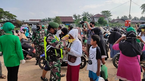Kodim 0321/Rohil Kembali Bagikan Ribuan Masker Kepada Masyarakat