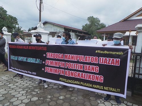 Gerakan Mahasiswa dan Pemuda Gelar Aksi ke Bawaslu Riau, Pertanyakan Ijazah Asri Auzar dan Afrizal, 