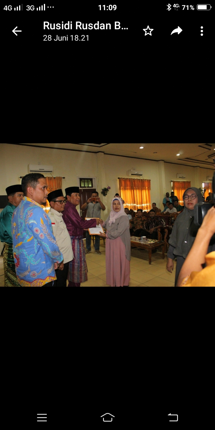 Rusidi daulat Sukiman Serahkan Santunan Pengawas Pemilu yang Gugur di Rohul.