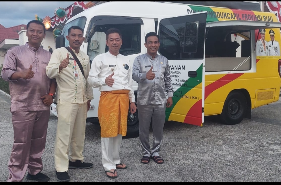 Bupati Rohil Terima Bantuan Mobil Disdukcapil Keliling Dari Pemprov Riau