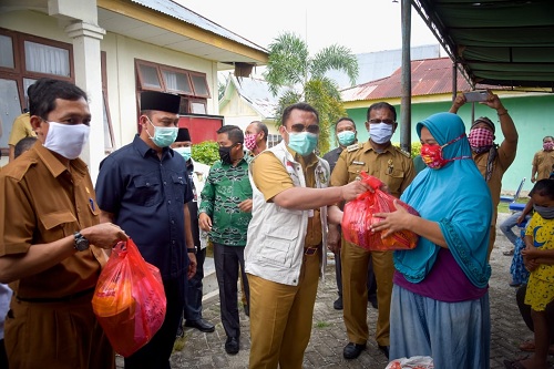 Bupati Catur Serahkan 950 Paket Sembako Terdampak Covid-19 di Desa Uwai dan Bukit Payung.