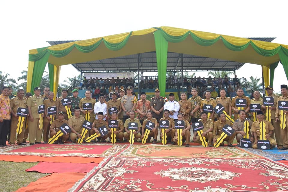 Tepati Janji Kampanye, 29 Unit Ambulan Diserahkan Plt Bupati Kampar Untuk Masyarakat Desa
