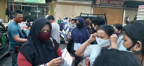 Peduli Covid-19, LAzismu Riau Bagi-Bagi Masker Kepada Pedagang Pasar