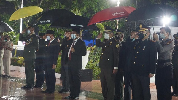 Ditengah Hujan, Bupati Rohil dan Forkopimda Laksanakan Apel Kehormatan di TMP 