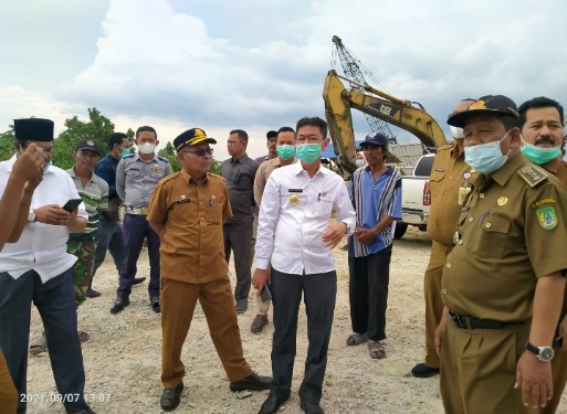 Bupati Rohil Afrizal Sintong Langsung Tinjau Jembatan Pedamaran II Yang Tertabrak Ponton