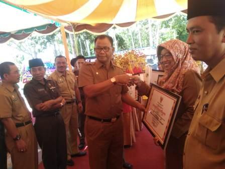 Bupati Rohil Serahkan Penghargaan Lingkungan Kepada Sekolah Adiwiyata