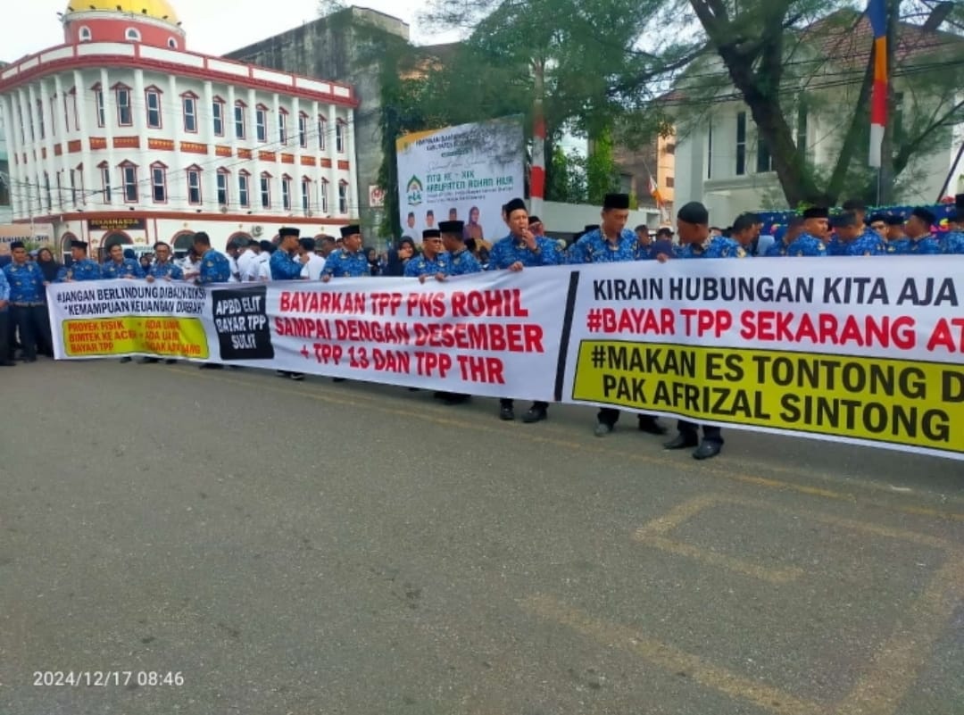 Ratusan ASN dan Honorer Demo BPKAD Rohil
