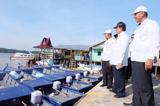 Sebanyak 25 Pompong Fiber dan Alat Tangkap Diserahkan Bupati Inhil ke Nelayan 