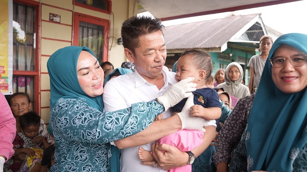 Serahkan Bantuan Sembako, Bupati Rohil Pastikan Pelaksanaan Imunisasi Polio di Pekaitan 
