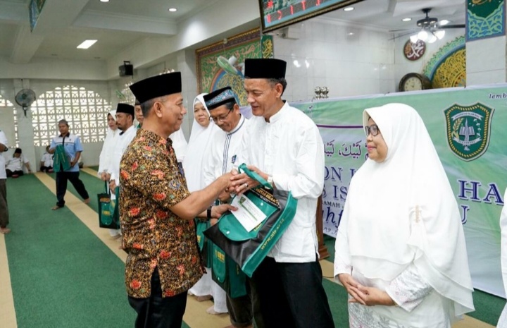 Rektor Lepas Civitas Akademika UIR ke Tanah Suci