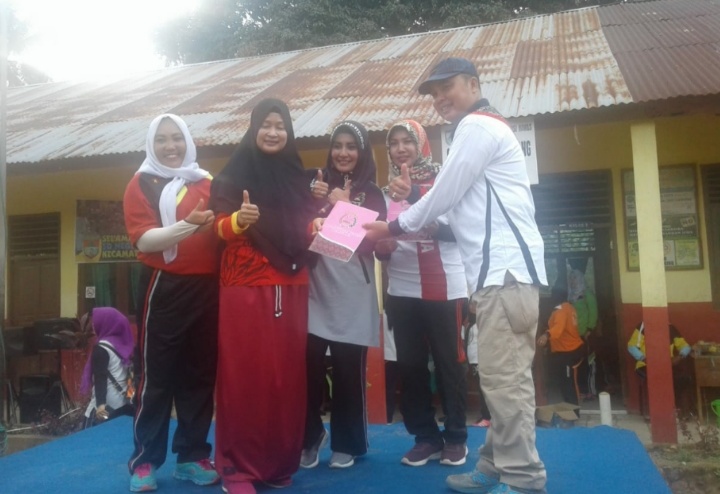 Bhayangkari Polres Musi Rawas dan Bhayangkari Brimob Melakukan Gotong Royong Di Desa Napal Melintang