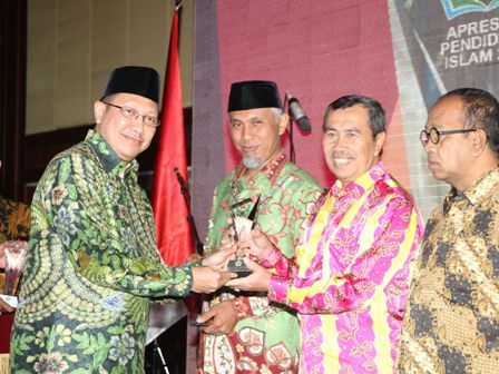 Bupati Siak Terima Anugerah Amal Bhakti dari Menag RI