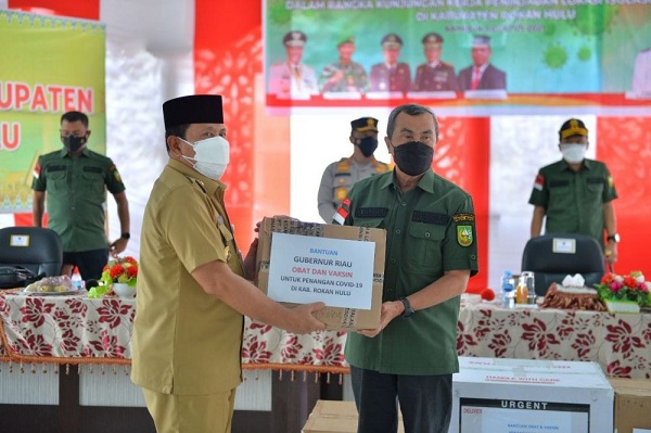 Diterima Bupati Sukiman, Gubri Serahkan Bantuan Obat-obatan Untuk Pasien Covid-19 di Rokan Hulu