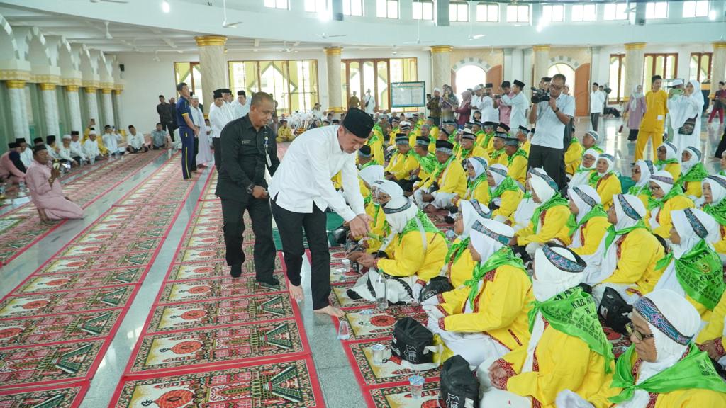 Bupati Rohil Lepas 281 Jamaah Haji Menuju Pekanbaru
