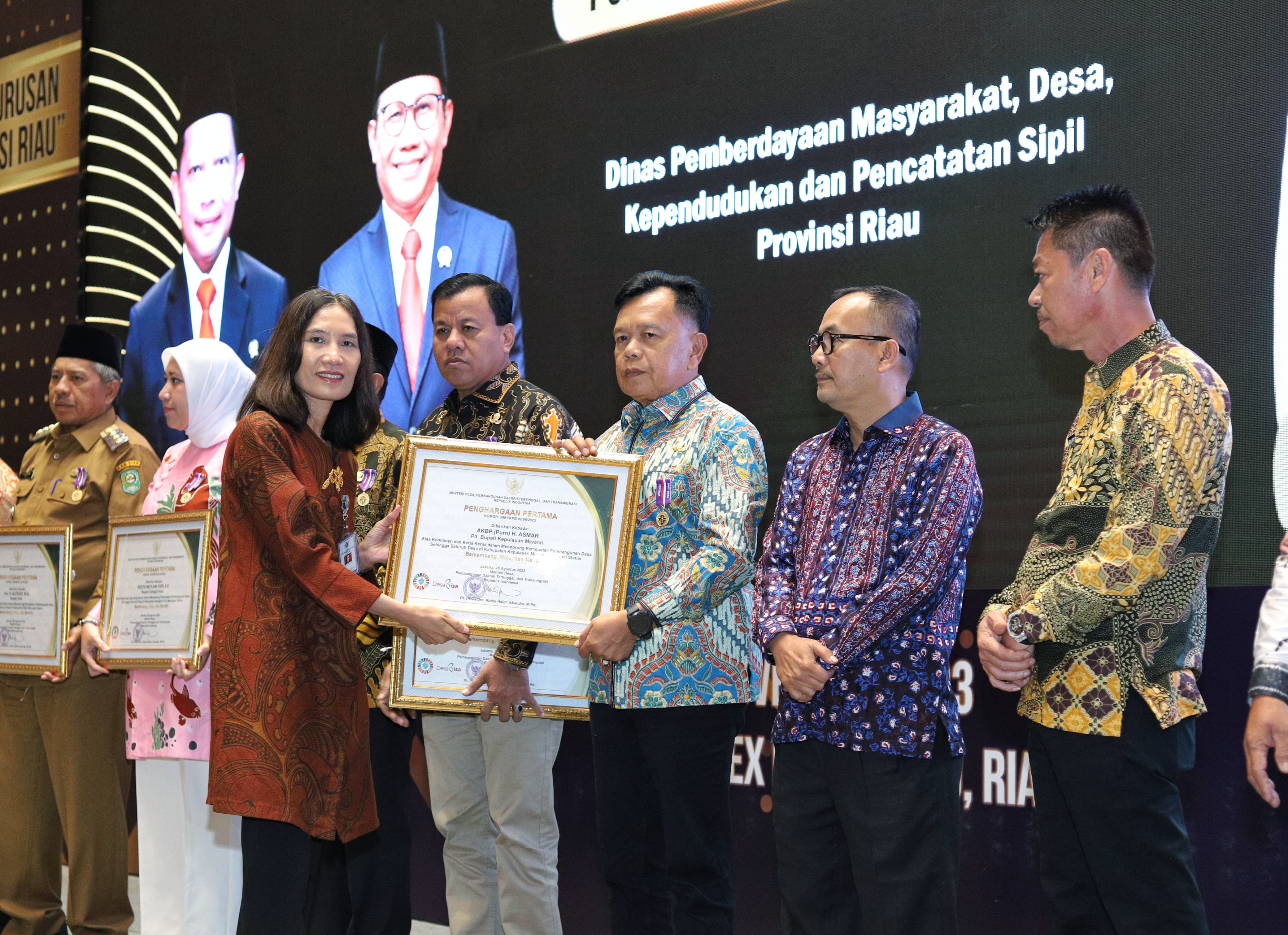 Komitmen Membangun Dan Memajukan Desa, Plt Bupati Asmar Terima Penghargaan Kementerian PDTT
