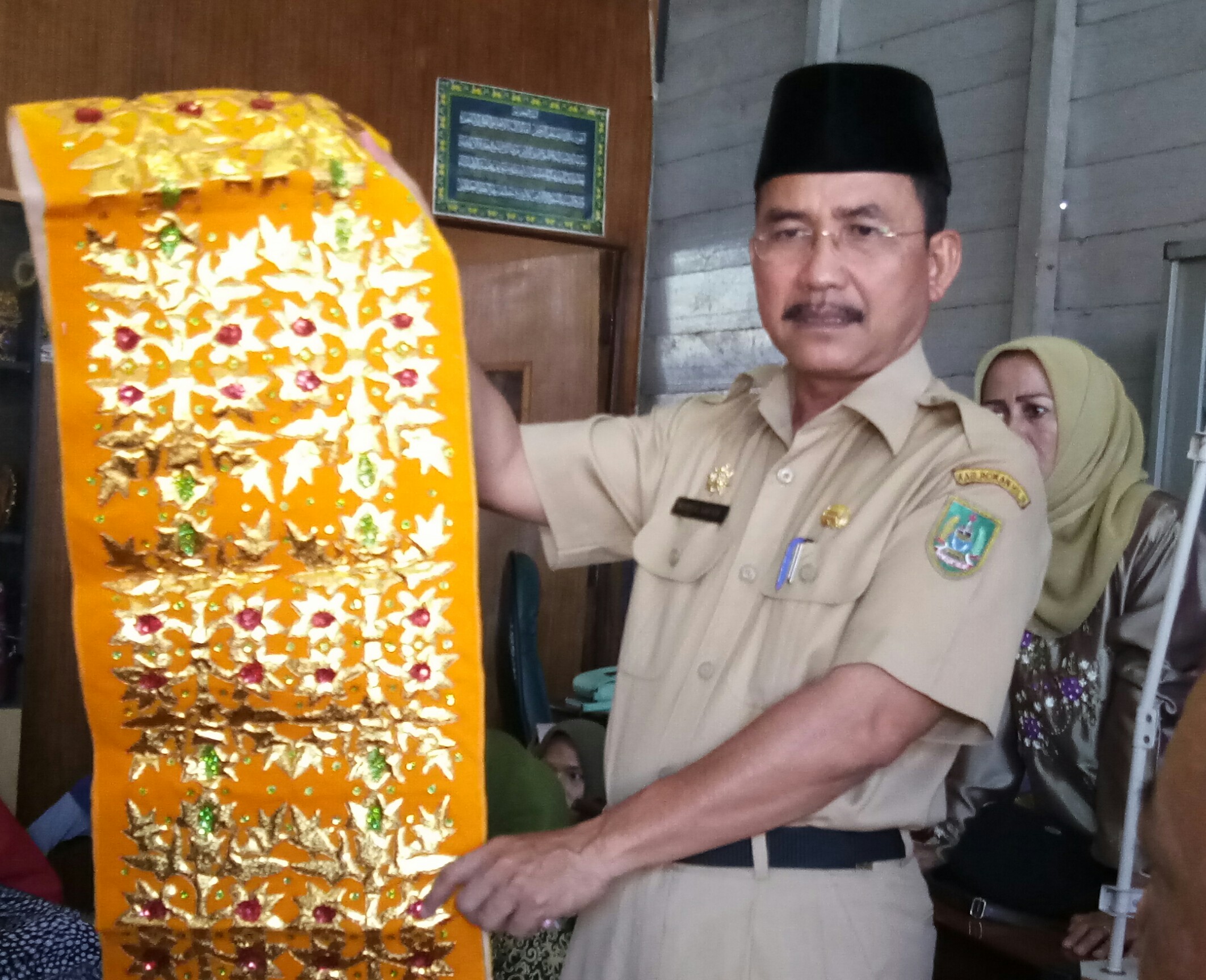 Belasan Penenun Rohil Terus Berkreasi