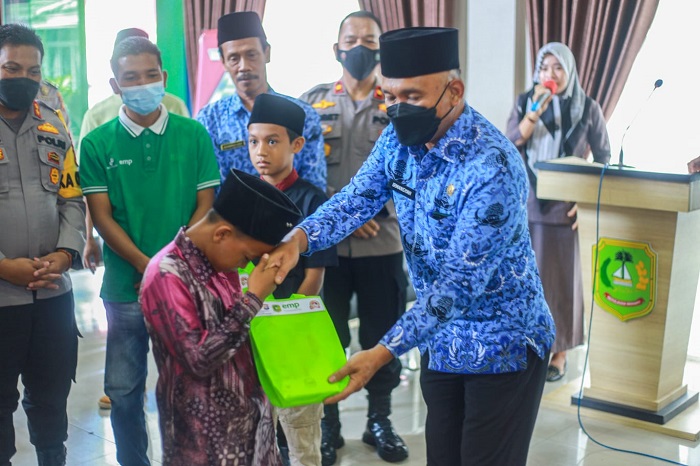 Kapolres dan Ketua Bhayangkari Meranti Santuni Anak Yatim 