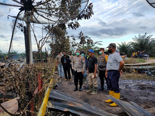 Peduli, Polres Rohil Serahkan Bantuan Kepada Korban Kebakaran di Kubu
