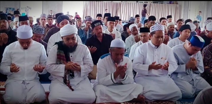 Walikota dan Masyarakat Bengkulu Gelar Salat Tobat