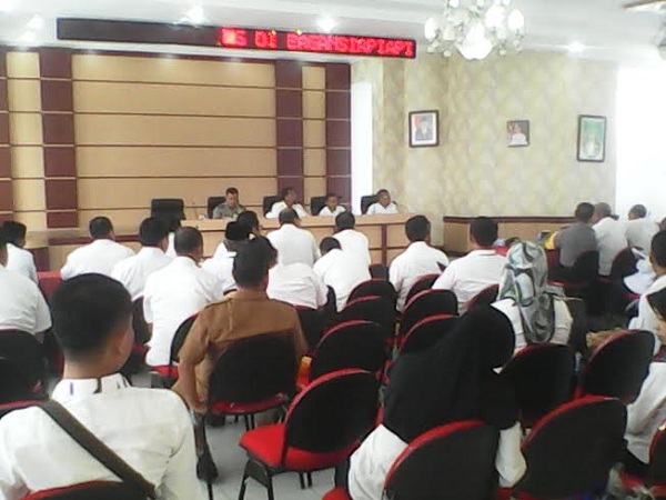 Satpol PP Bongkar Paksa 6 Lapak PKL di Jembatan Kembar