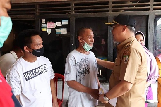 Gubernur Rohidin Kunjungi Keluarga Kebakaran Kampung Sejahtera