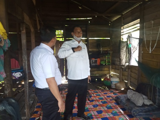 Bupati Bantu Sebidang Tanah Dan RLH kepada Janda Beranak Tiga