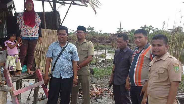 AFK Rohil Berikan Bantuan Ke Pemilik Gubuk Reot Pemakan Buah Tematu