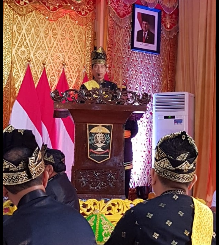 Selain Menerima Gelar Adat, Jokowi Bagikan 6.000 Sertifikat Tanah di Provinsi Riau