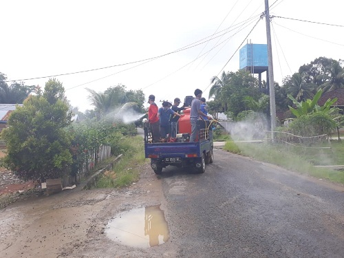 Antisipasi Virus Covid 19, Pemdes Sukamana Lakukan Penyemprotan Desinfektan