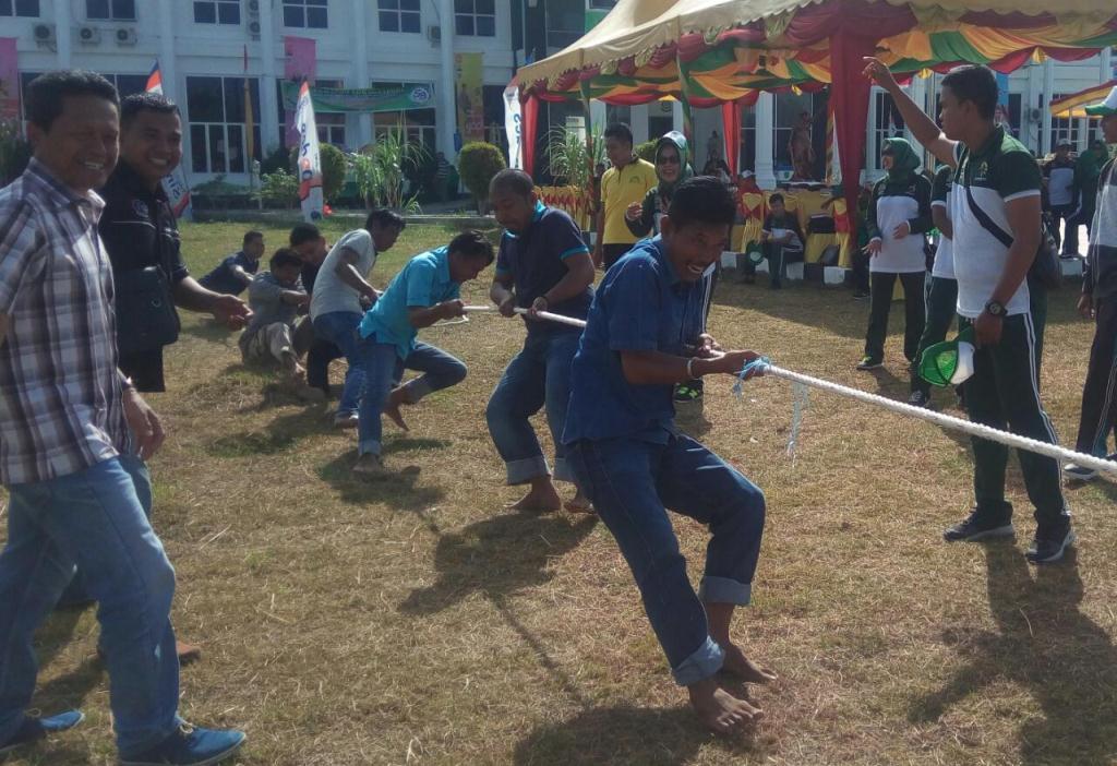 Meriahkan HBA Ke-58, Kejari Gelar Pertandingan Tarik Tambang Bersama Wartawan
