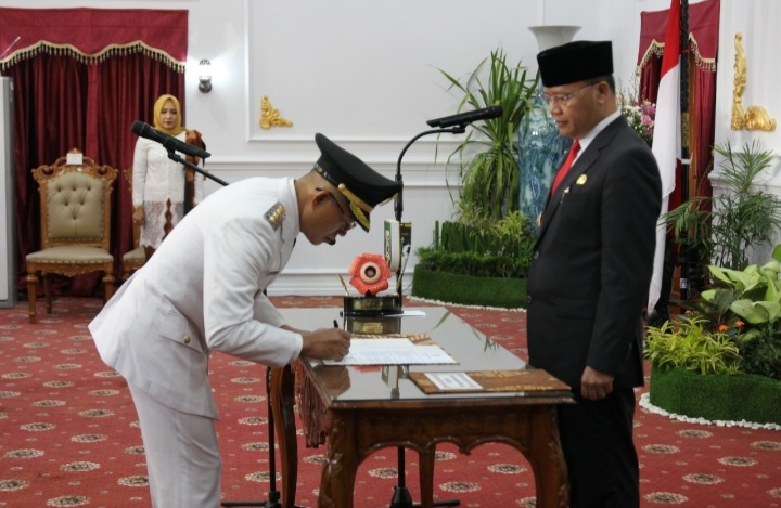 Gubernur Rohidin Lantik Gusnan Mulyadi Sebagai Bupati BS Defenitif