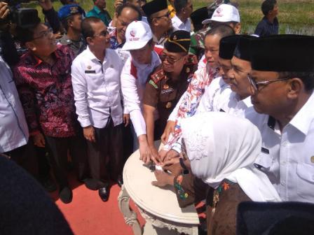 Gubernur Syamsuar  Tancapkan Tiang Pertama Pembangunan Masjid Cheng Ho