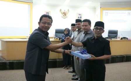 Pemkab Serahkan Laporan Materi Ranperda Pertanggungjawaban APBD 2015